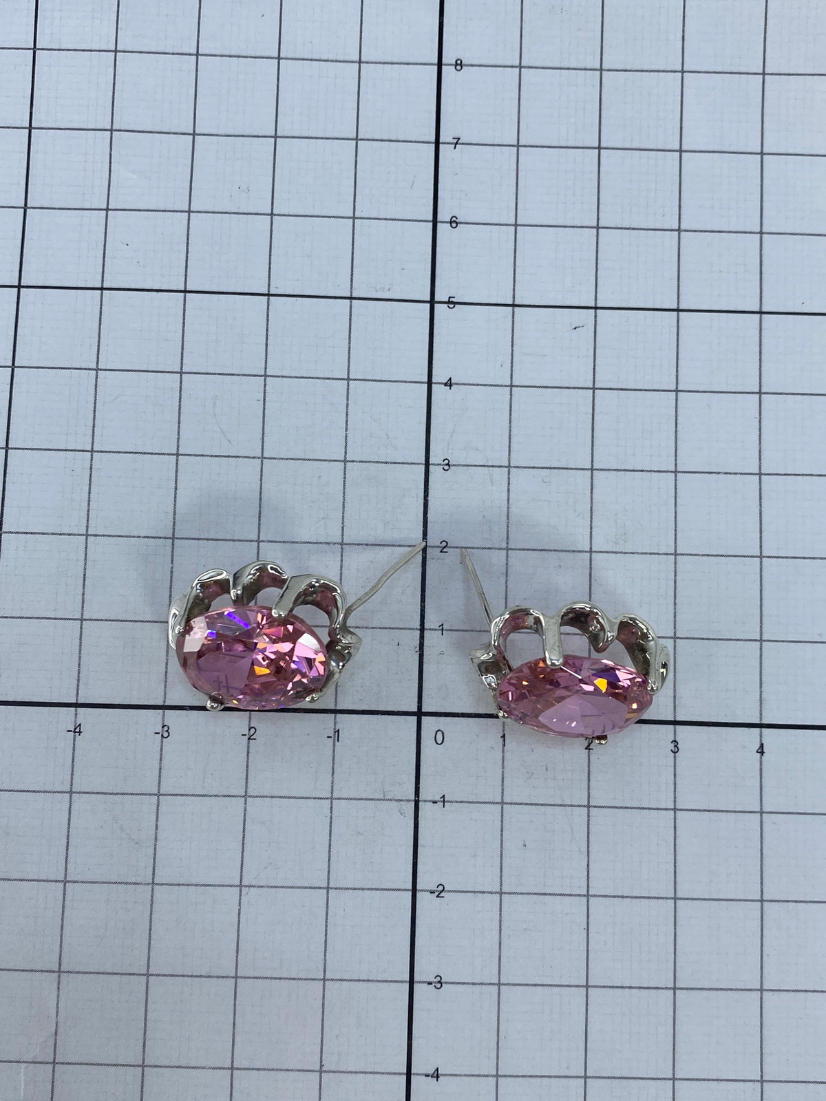 Aretes sobre fondo blanco, 2 cm de largo, listos para envío