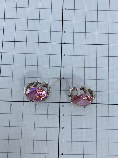 Aretes sobre fondo blanco, 2 cm de largo, listos para envío