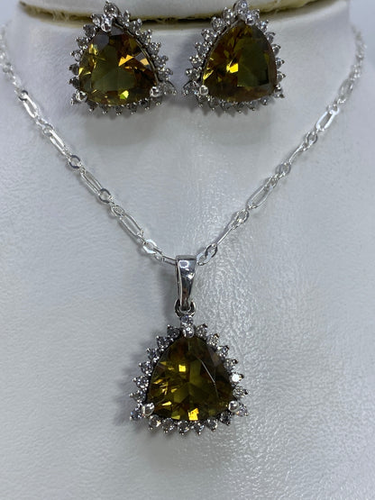 Arete de plata con circonia verde olivo visto desde el lado, mostrando el engaste y el Quinto 925