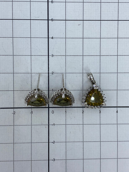 Aretes sobre regla métrica mostrando largo de 2 cm