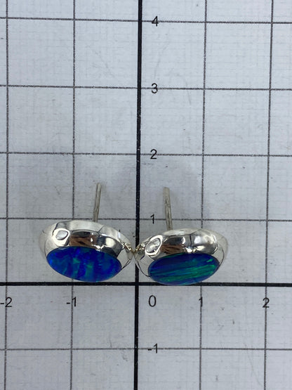 Aretes de plata sobre escala de medidas — 1.5 cm de largo