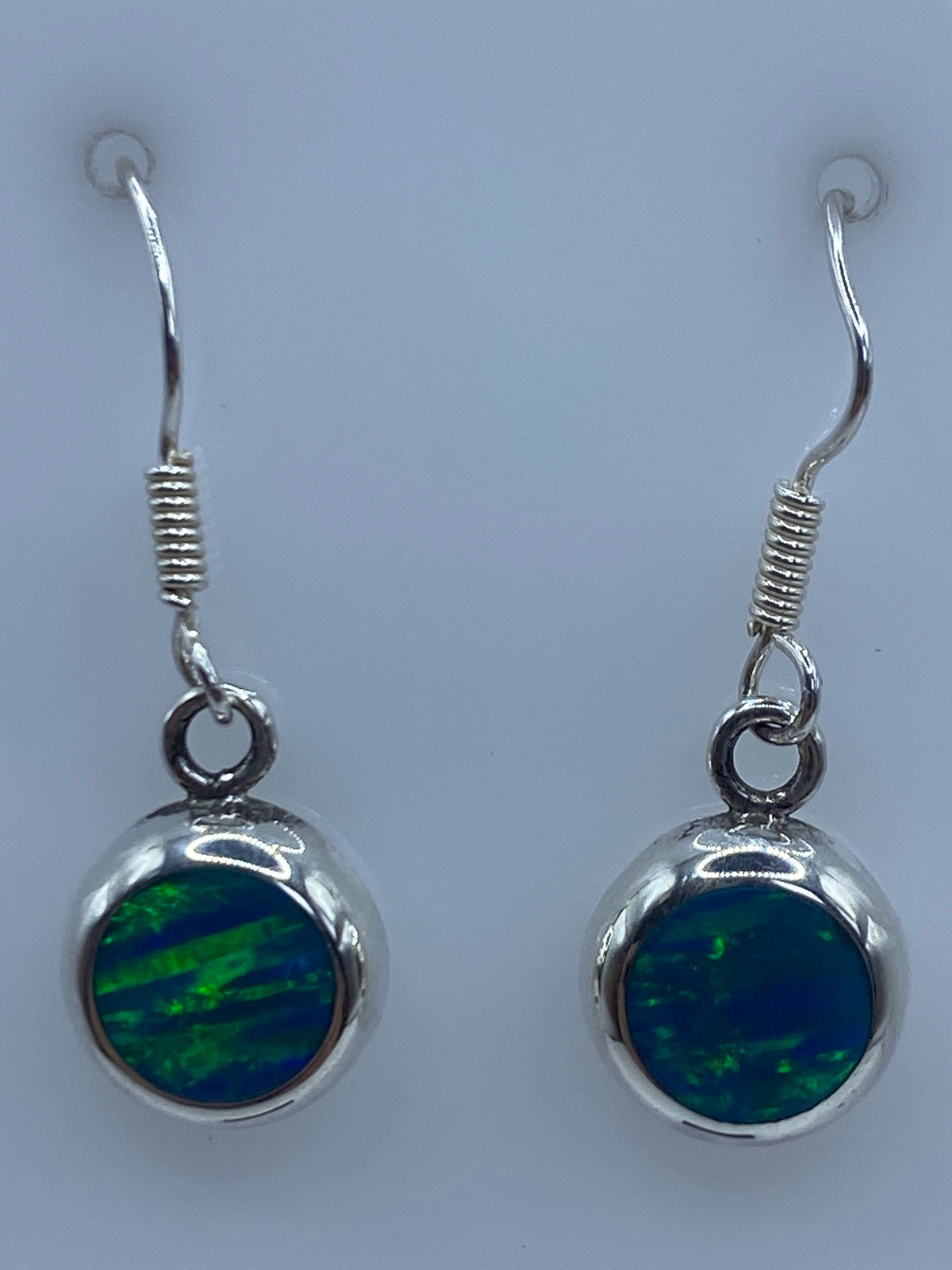 Aretes sobre escala de centímetros mostrando tamaño de 2.7 cm