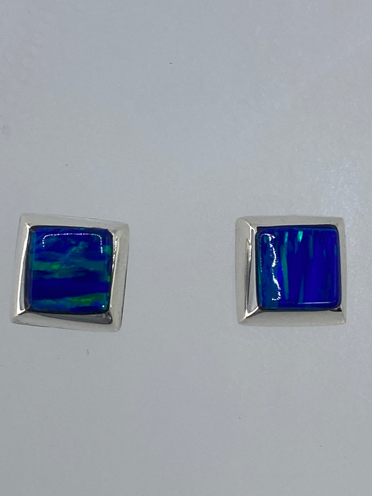 Aretes colgando en el oído mostrando su tamaño delicado de 1.5 cm