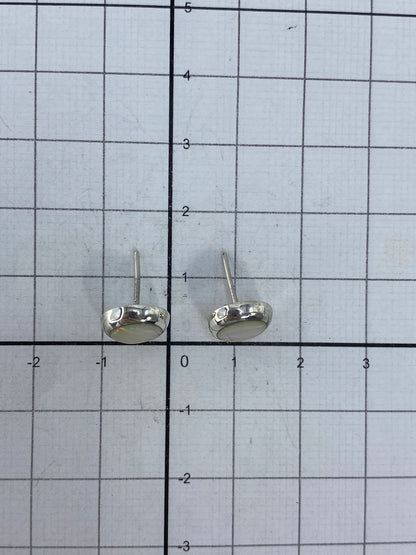 Aretes con postes de plata en fondo blanco mostrando el Quinto 925