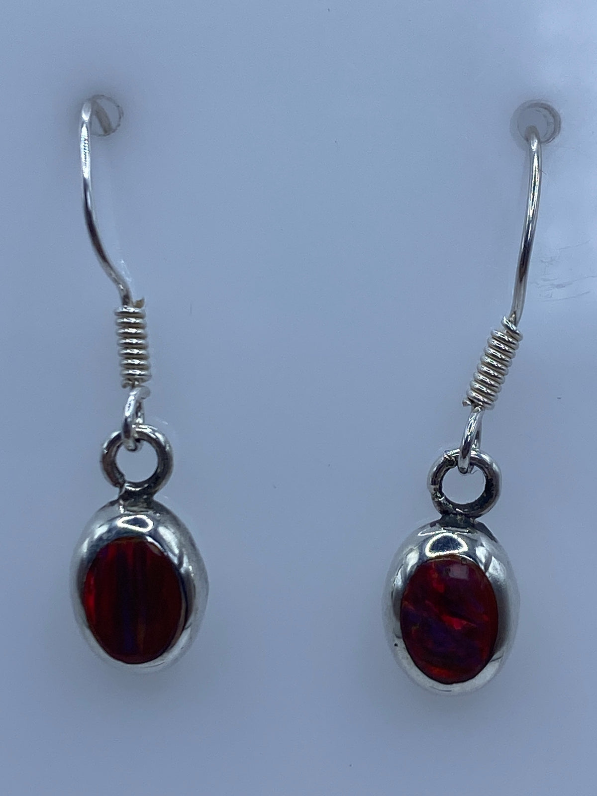 Par de aretes de plata con ópalo de fuego multicolor en tonos rojo y naranja