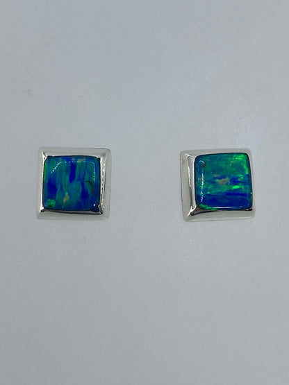 Par de aretes de plata con ópalo de fuego verde limón en caja de presentación