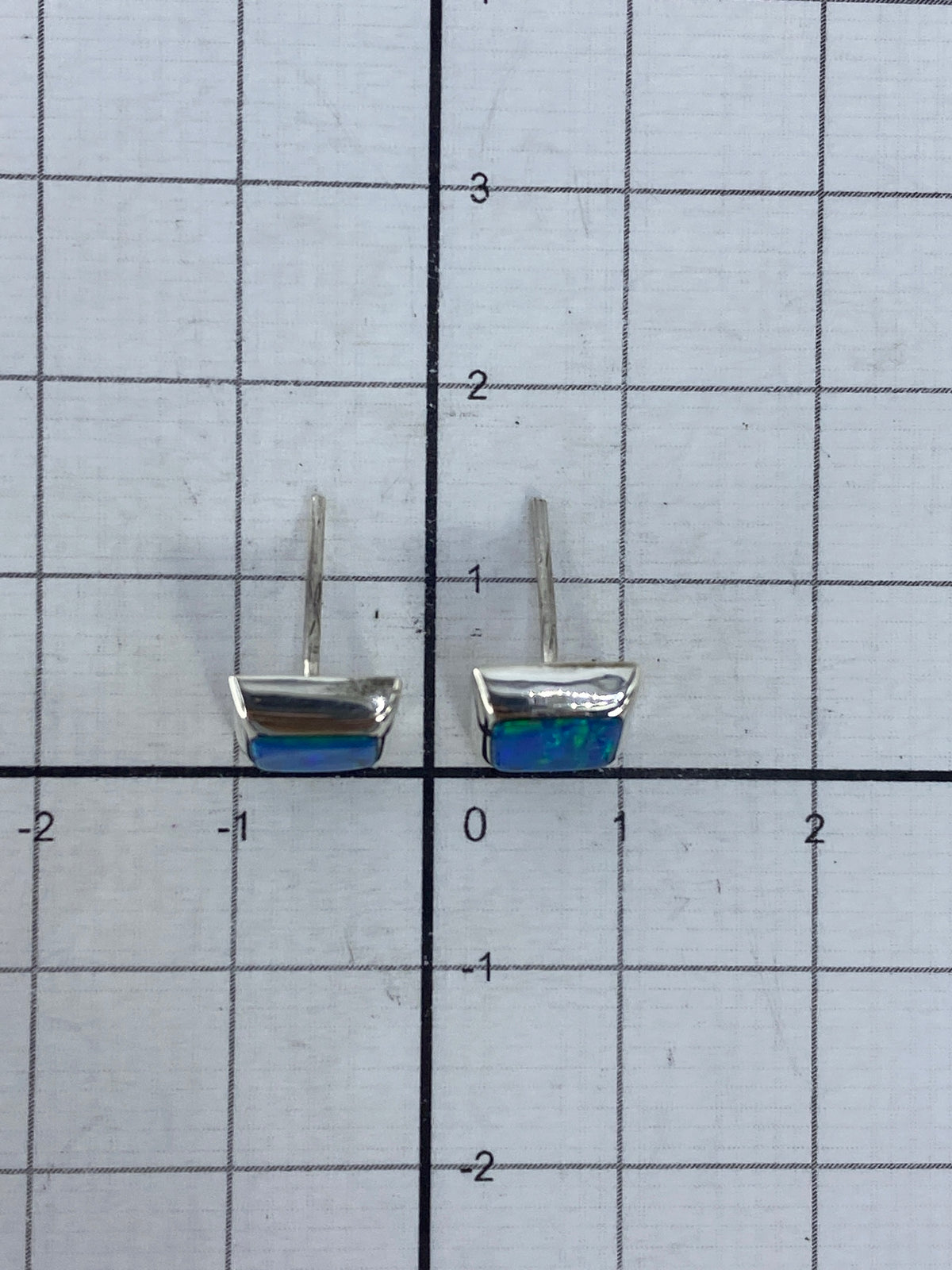 Aretes sobre fondo blanco con el sello de plata 925 visible