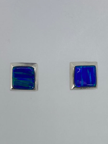 Par de aretes de plata con circonia verde limón engastada, sobre fondo blanco