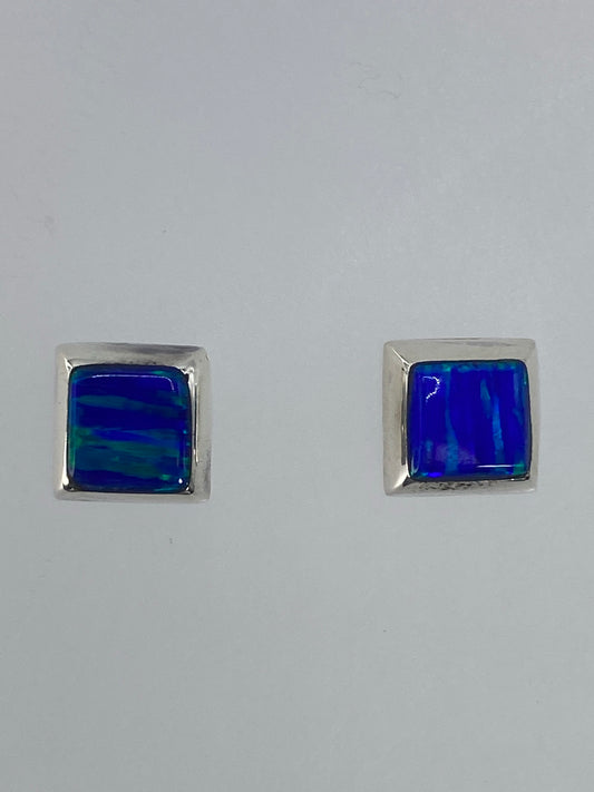 Par de aretes de plata con circonia verde limón engastada, sobre fondo blanco