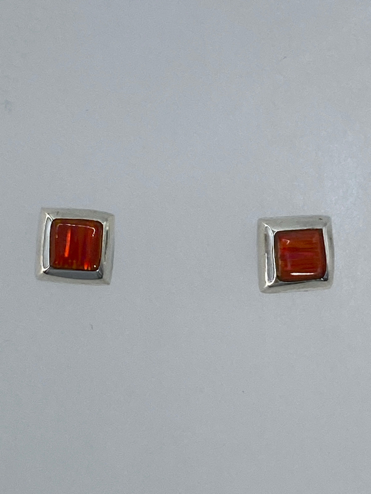 Par de aretes de plata 925 con ópalo de fuego naranja, largos 1.3 cm, engastados a mano en Taxco