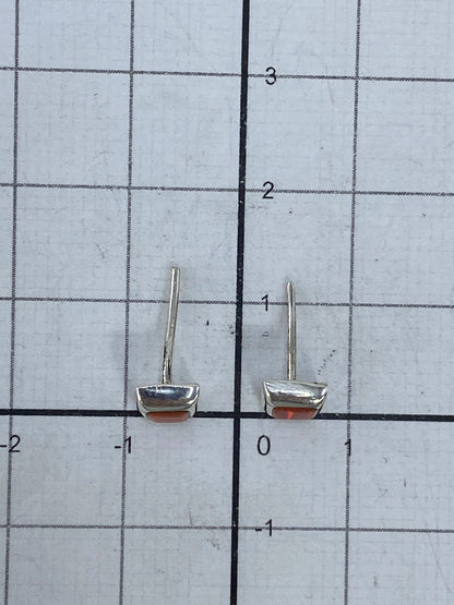 Aretes minimalistas de plata con piedra naranja volcánica, vista frontal