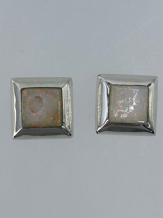 Par de aretes de plata con Ópalo de Fuego multicolor engastado, vista frontal