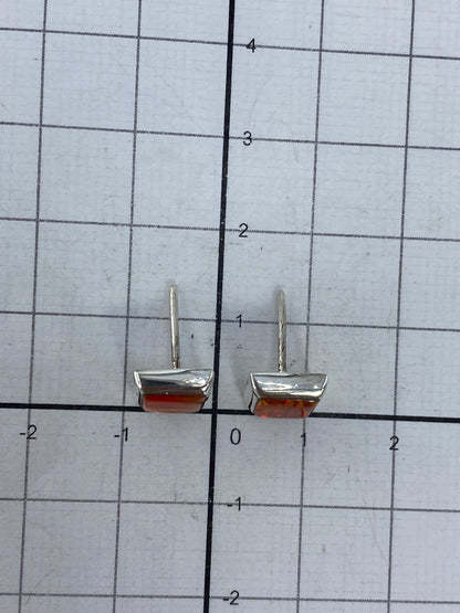 Los aretes sobre regla de medida, confirmando el tamaño de 1.3 cm, con marca del Quinto 925 visible