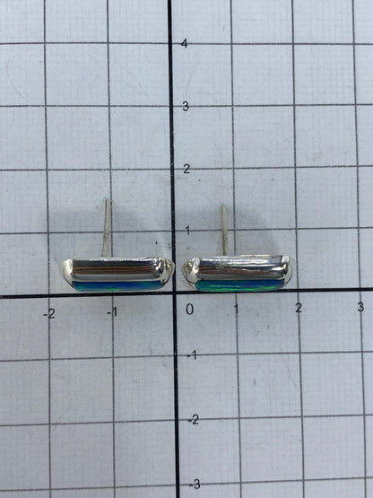 Aretes de ópalo de fuego junto a escala de medidas — 1.5 cm de largo