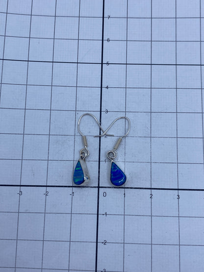 Aretes prehispánicos grabados en plata, vista de perfil del engaste