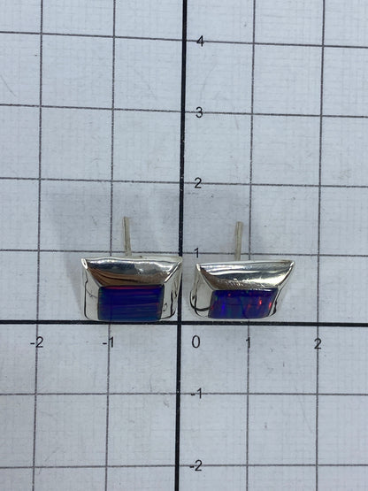 Aretes de plata 925 con Quinto visible, ópalo de fuego iluminado
