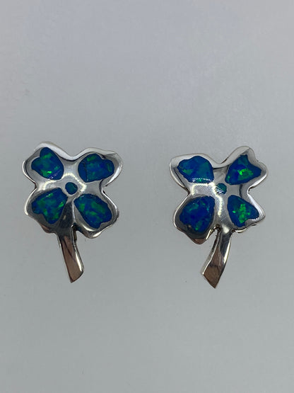 Detalle frontal de ambos aretes mostrando el color verde limón del ópalo