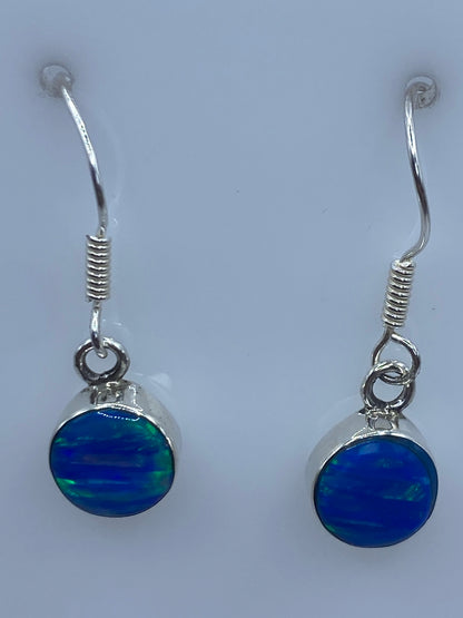 Detalle del engaste a mano del ópalo de fuego azul en plata de Taxco