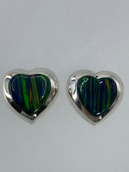 Detalle del engaste a mano del ópalo de fuego en plata 925