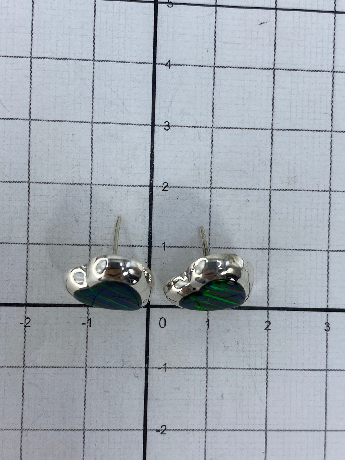 Reverso de los aretes mostrando el Quinto 925 en plata