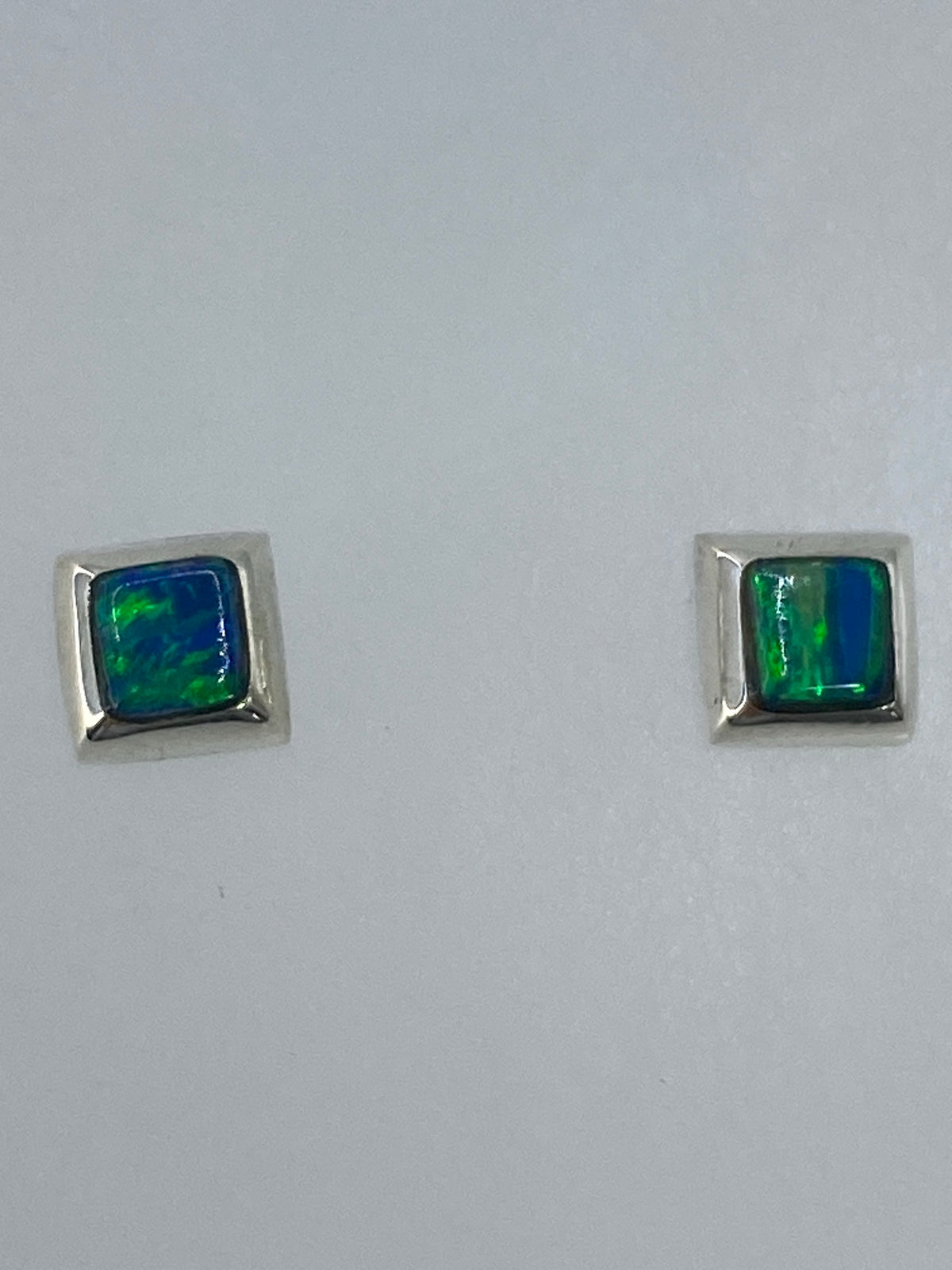 Par de aretes de plata 925 con ópalo de fuego verde limón engastado a mano