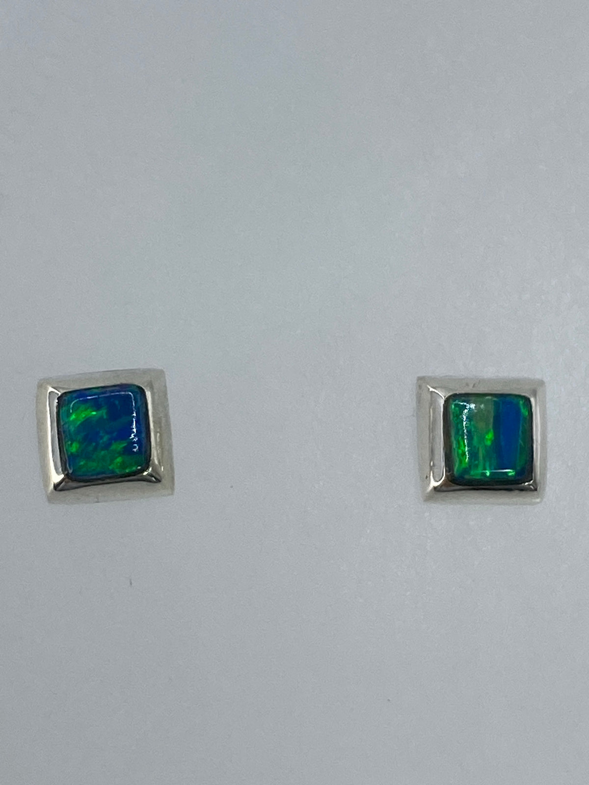 Detalle de un arete mostrando la incrustación de piedra verde limón en Taxco