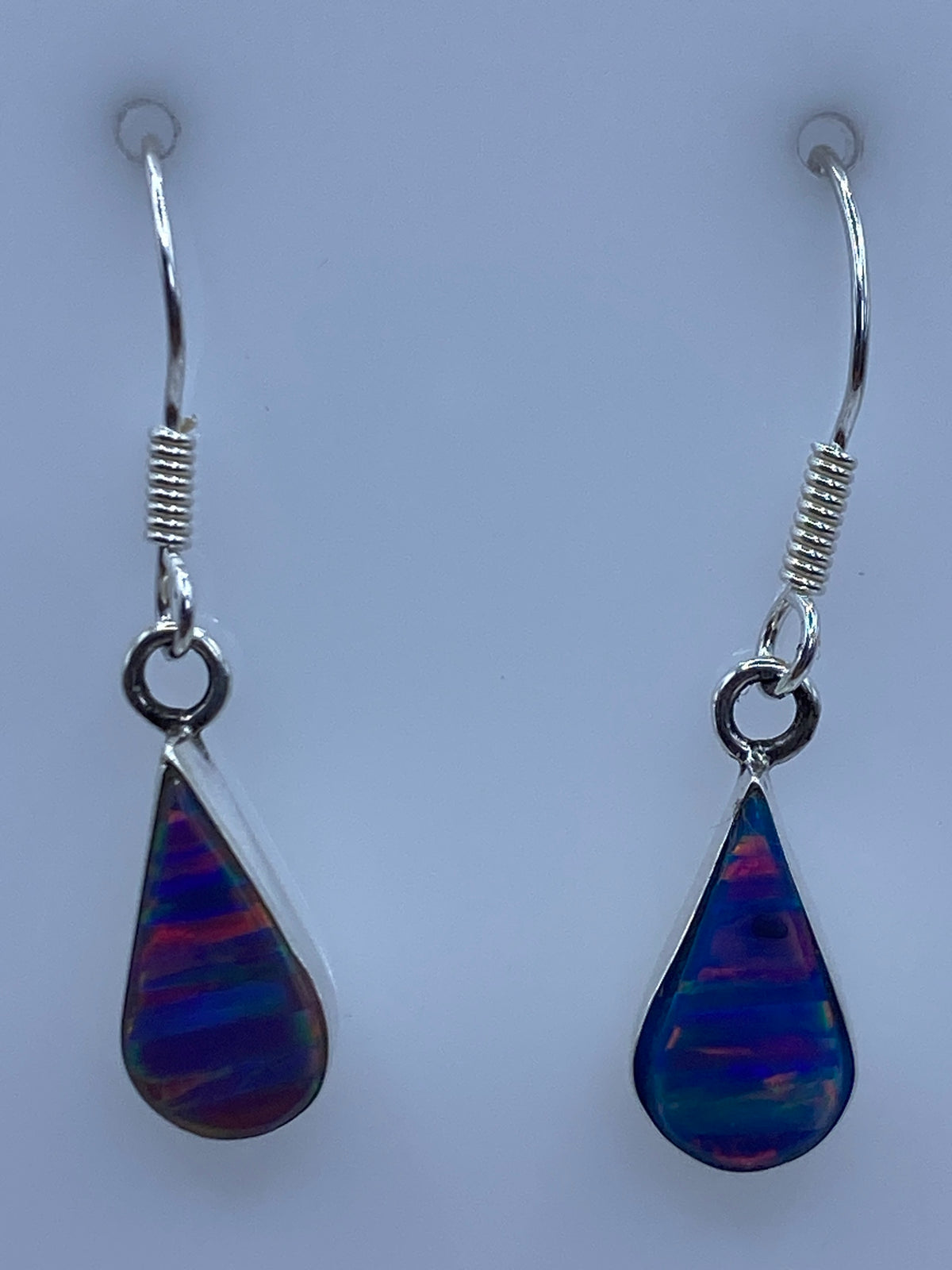 Detalle del gancho de plata 950 y la incrustación de piedra en ópalo de fuego