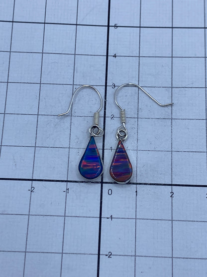 Los dos aretes lado a lado sobre fondo blanco, 3 cm de largo cada uno