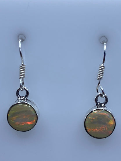Aretes de ópalo de fuego en escala, midiendo 2.3 cm de largo