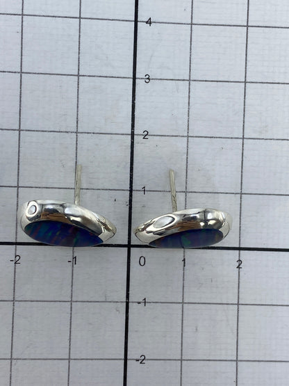 Reverso de los aretes mostrando el sello 925 en la plata