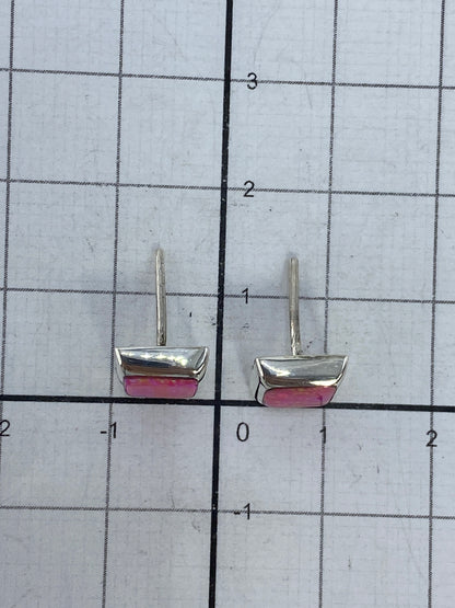 Aretes sobre fondo blanco mostrando el Quinto 925
