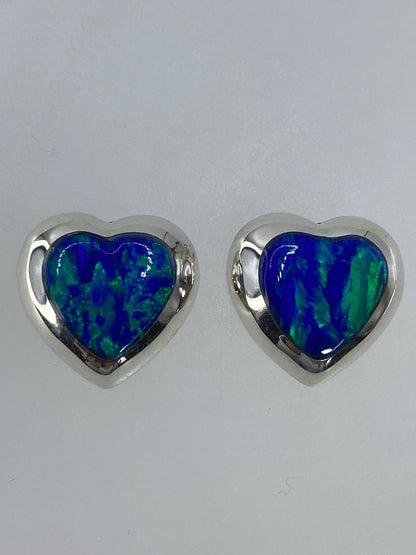 Aretes sobre regla mostrando largo de 1.2 cm