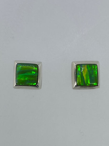 Par de aretes de plata con ópalo de fuego verde limón, vistos de frente