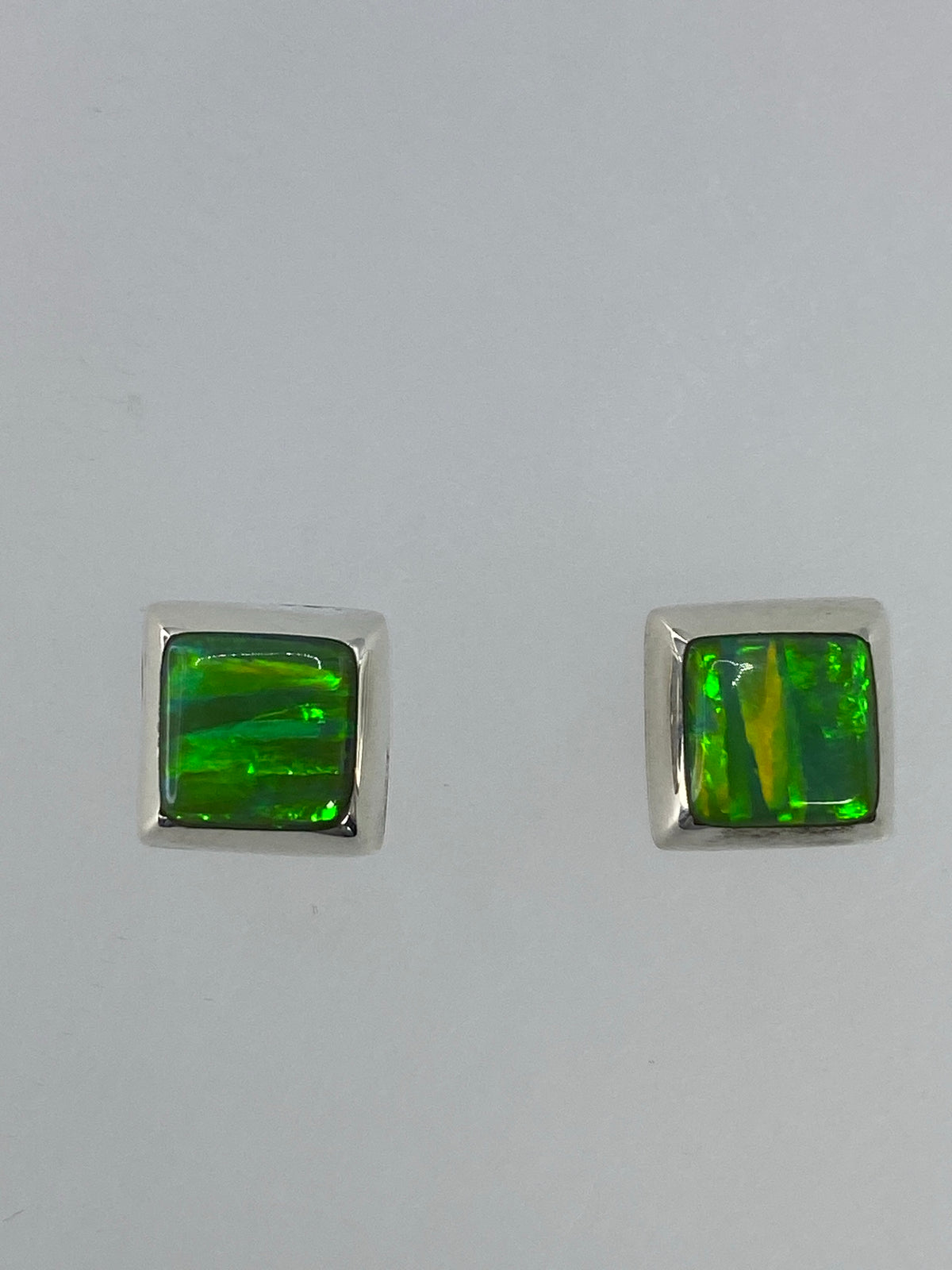 Aretes sobre regla métrica mostrando tamaño 1.3 cm