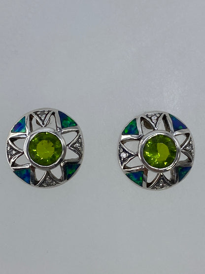 Par de aretes de plata 925 con circonia verde olivo en diseño art-déco visto de frente