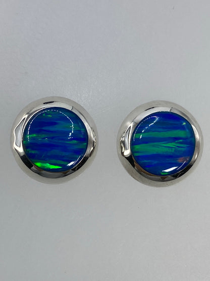 Detalle del ópalo de fuego verde con tonos azul marino en el engaste de plata