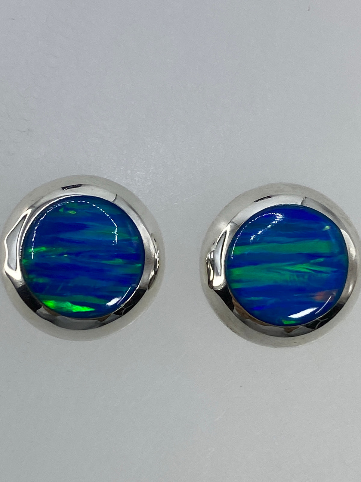 Aretes vistos de frente mostrando el color limón verdoso del ópalo