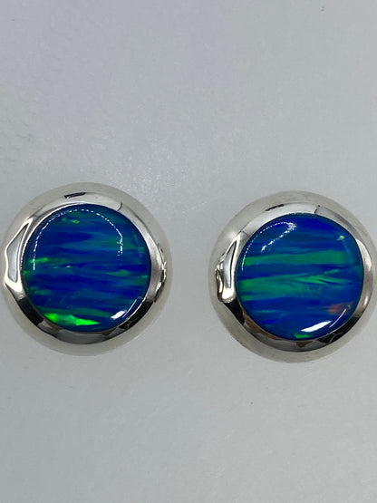 Aretes vistos de frente mostrando el color limón verdoso del ópalo