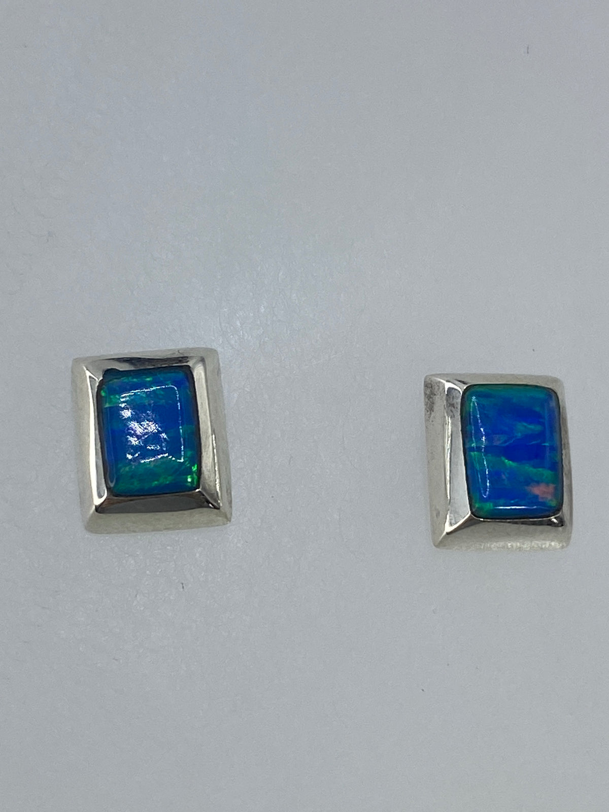 Detalle del ópalo de fuego con reflejos verdes y amarillos en montura de plata 925
