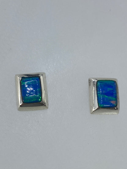 Detalle del ópalo de fuego con reflejos verdes y amarillos en montura de plata 925