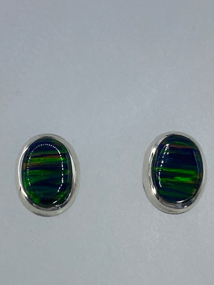 Detalle del engaste a mano del ópalo de fuego verde en plata 925