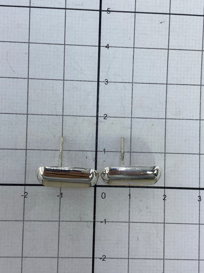 Aretes sobre fondo blanco con marca del Quinto 925 visible