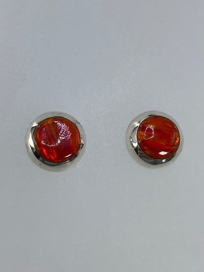 Aretes de plata con ópalo de fuego junto a moneda para escala de tamaño — 1.2 cm de largo