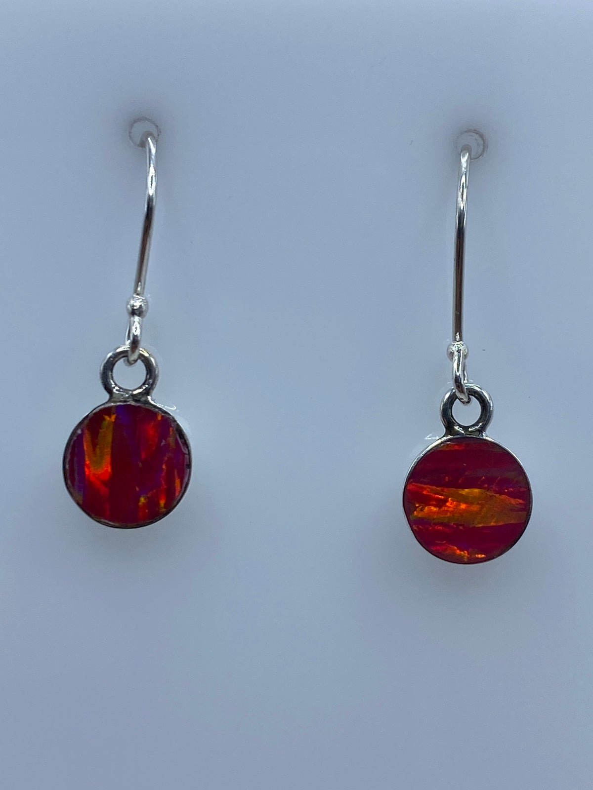 Par de aretes de plata con ópalo de fuego rosa, gancho de plata, vista frontal