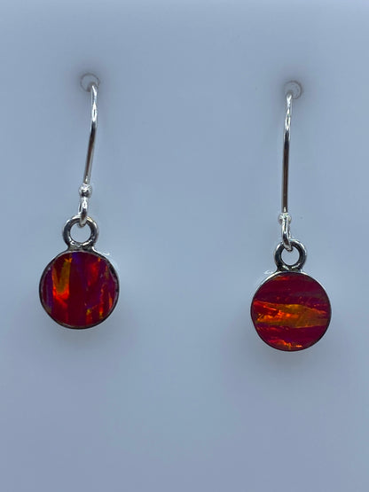 Par de aretes de plata con ópalo de fuego rosa, gancho de plata, vista frontal