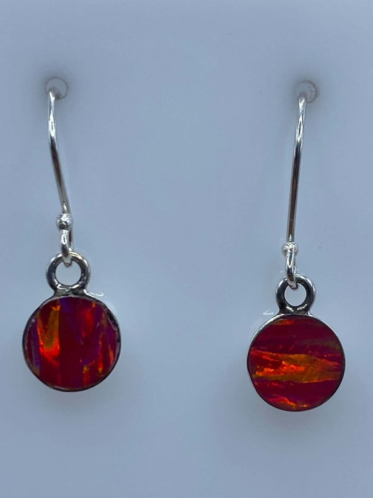 Aretes en el dedo para escala, 2.2 cm de largo