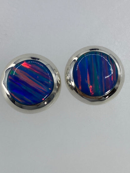 Par de aretes de plata 925 con ópalo de fuego multicolor engastado, vista frontal