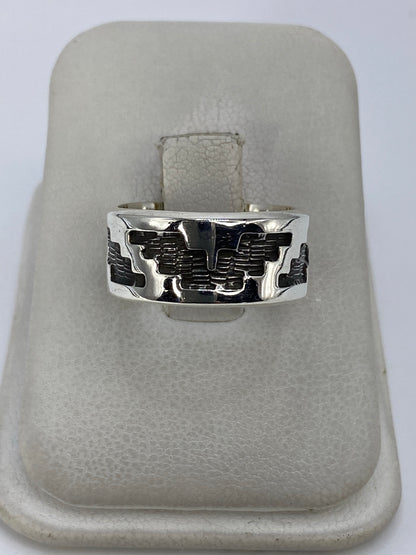 Anillo de plata repujado con motivo prehispánico en relieve visto de frente