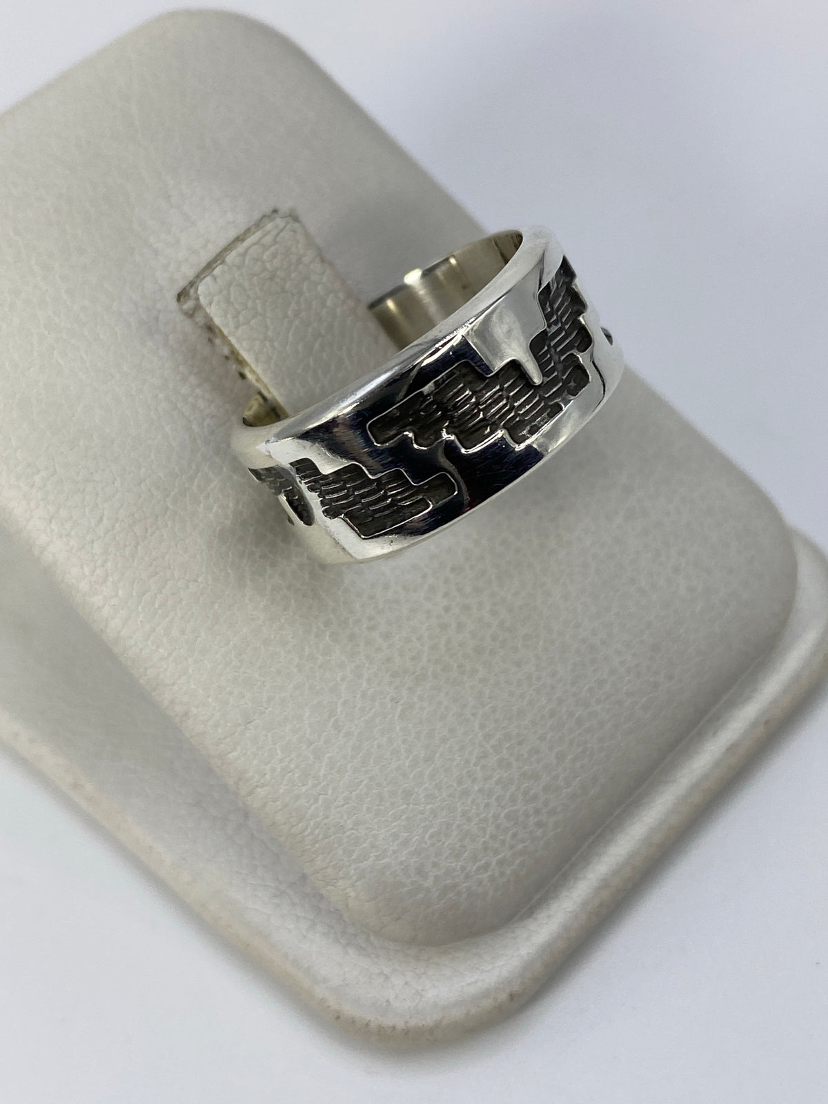 Anillo en plata 925 con diseño prehispánico repujado a mano, vista lateral