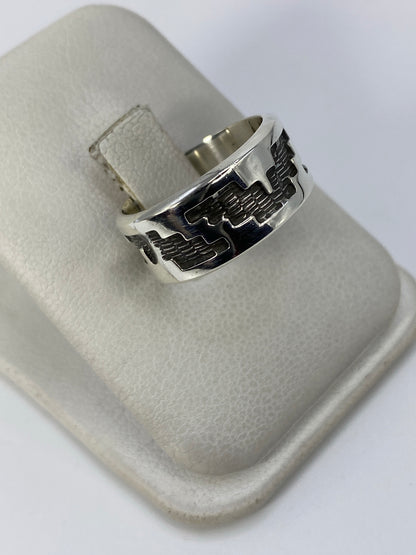 Anillo en plata 925 con diseño prehispánico repujado a mano, vista lateral